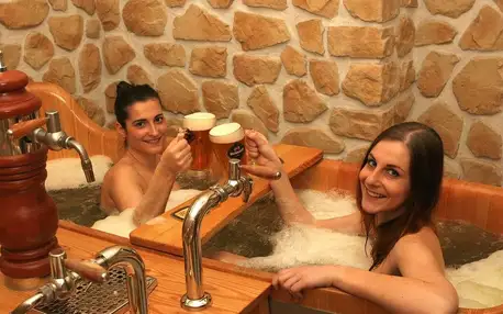 Blahodárná pivní koupel s masáží a neomezenou konzumací piva