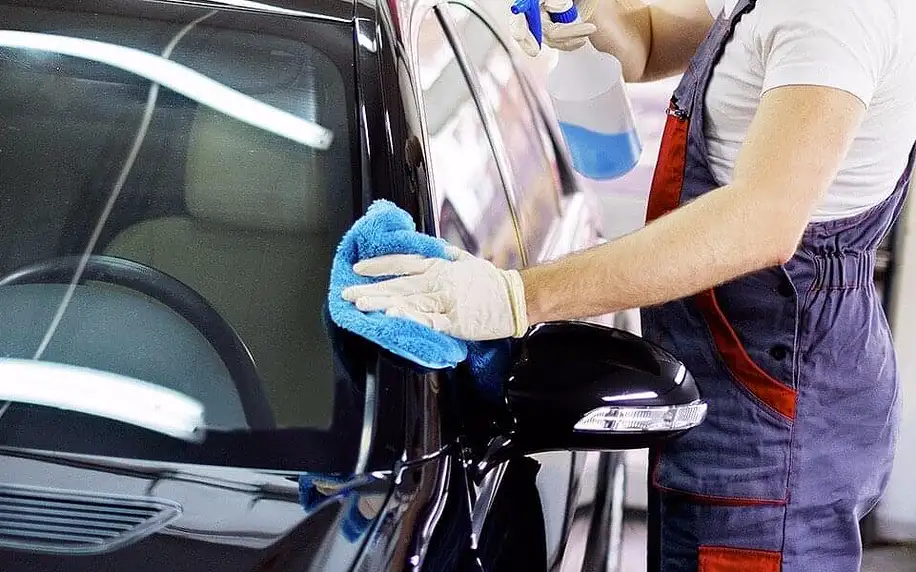 Kompletní ruční mytí vozu s tepováním sedaček