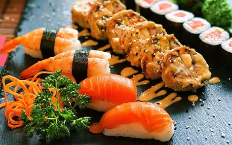 Sushi sety s 18 až 74 ks: losos, krevety, tuňák aj.