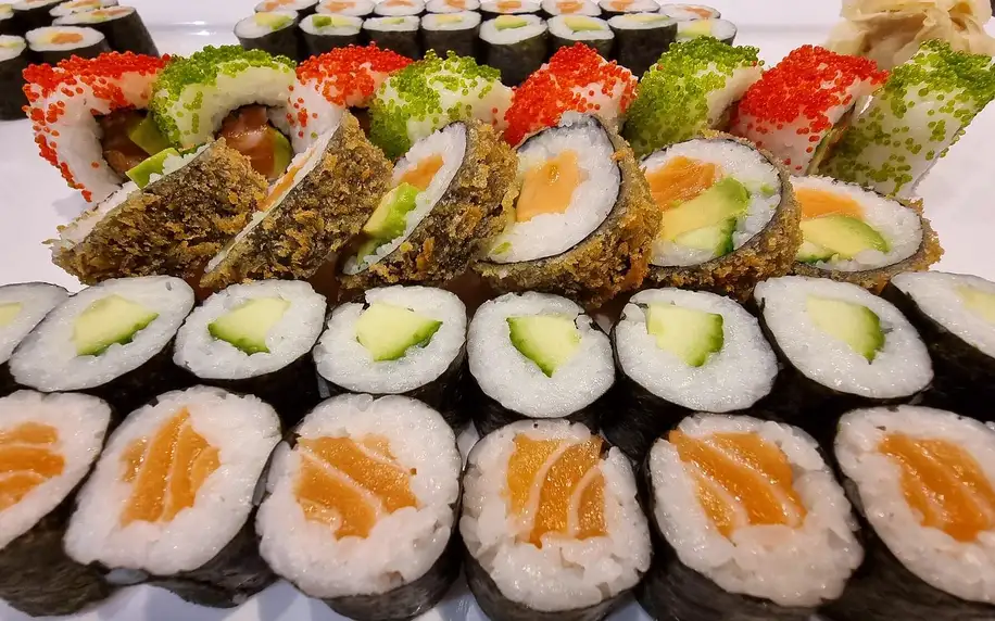 Pestrý set 56 nebo 68 ks sushi s rybami i avokádem