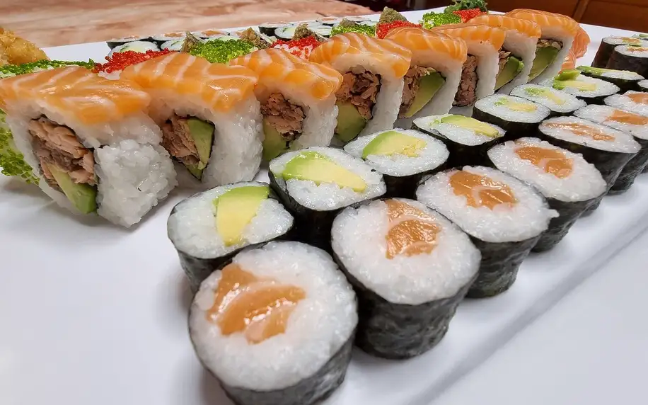 Pestrý set 56 nebo 68 ks sushi s rybami i avokádem
