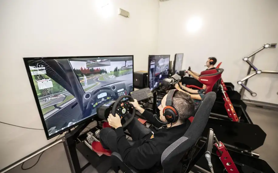 Hodina jízdy na pohyblivých závodních simulátorech