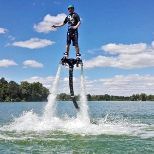 Flyboard: let na plné trysky nad hladinou vody