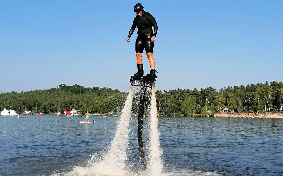 Flyboard: let na plné trysky nad hladinou vody