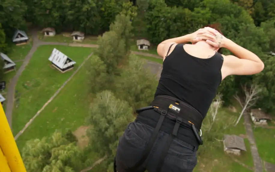 Extrémní bungee jumping z jeřábu z výšky 50 či 110 m
