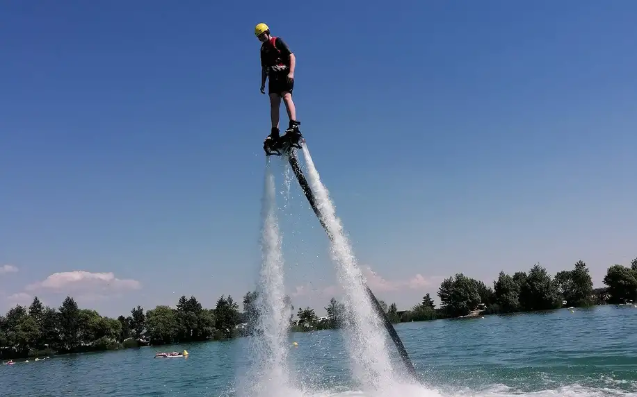 Flyboard: let na plné trysky nad hladinou vody