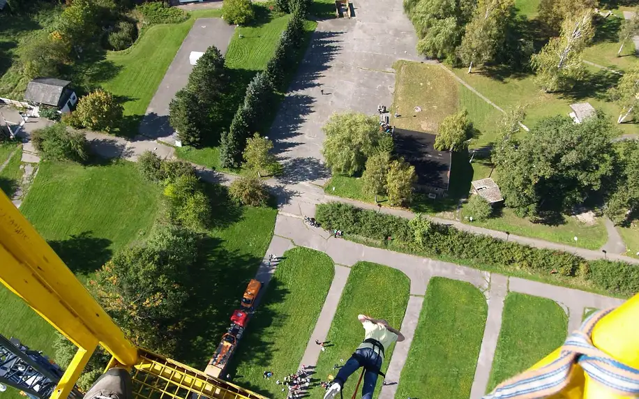 Extrémní bungee jumping z televizní věže či jeřábu