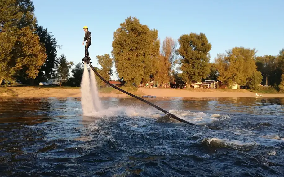 Flyboard: let na plné trysky nad hladinou vody