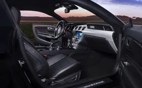 Usedněte za volant nabušeného Mustangu GT 5.0