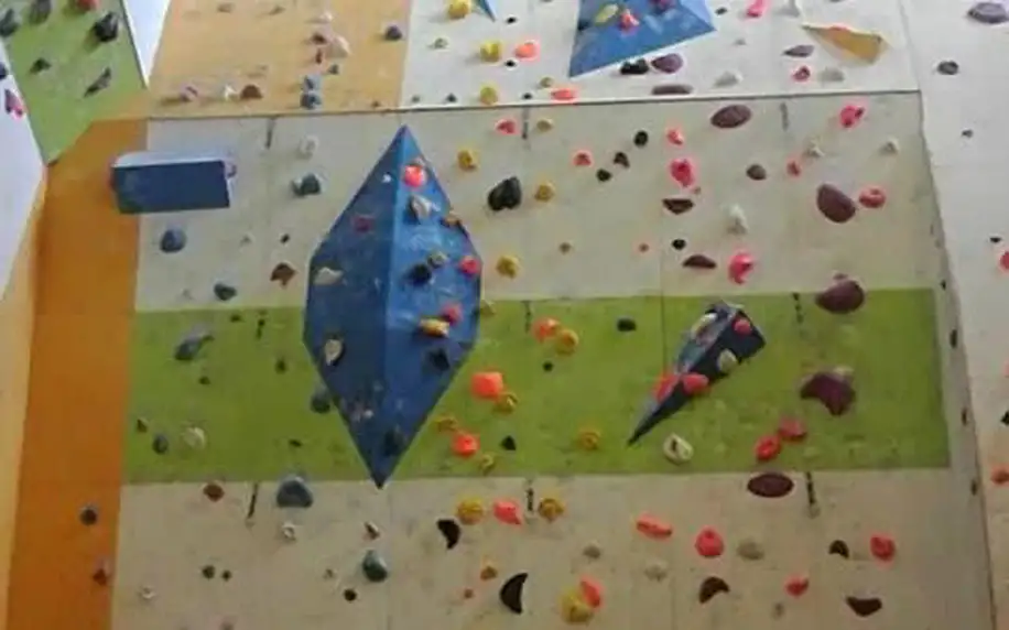 Dvouhodinové lezení na navijáku na umělé stěně