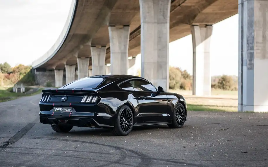Usedněte za volant nabušeného Mustangu GT 5.0
