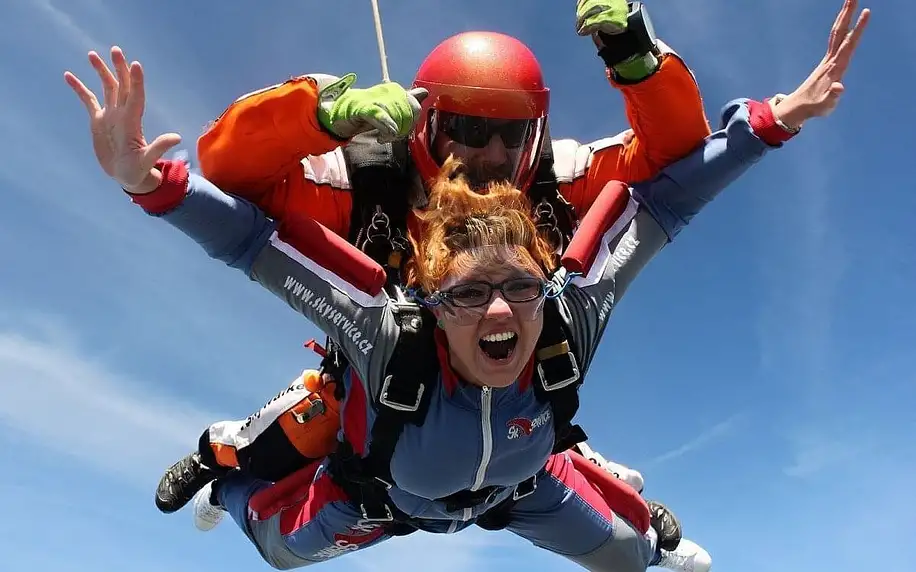 Adrenalin v oblacích: tandemový seskok ze 4000 m