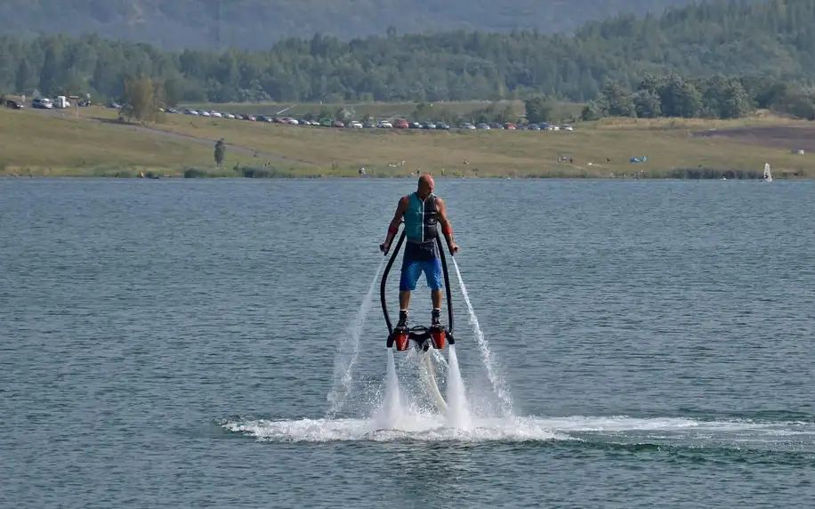 Vznášejte se nad vodou: let na flyboardu pro 1 i 2 os.