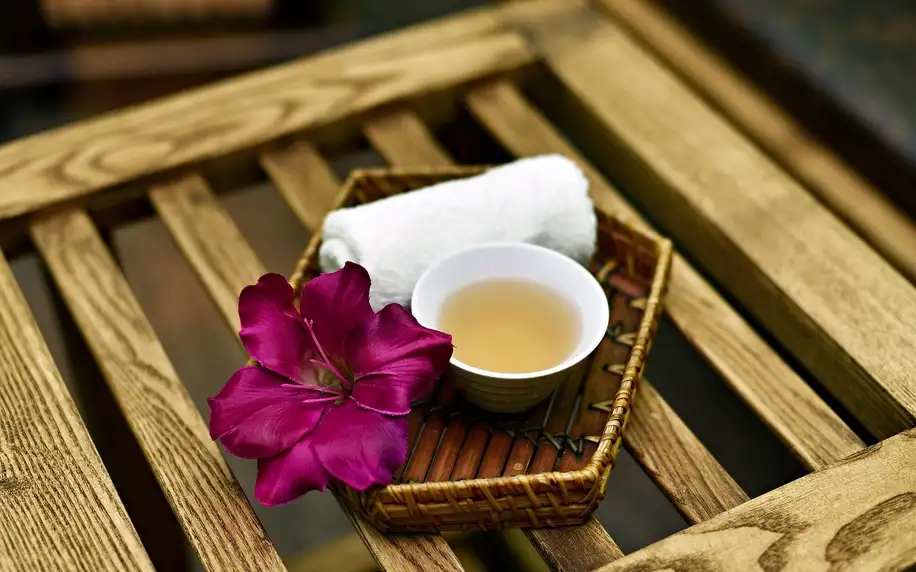 Thajská masáž, rašelinový zábal, masáž hlavy a čaj