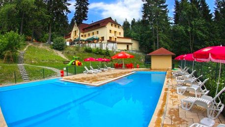 Letní dovolená v Beskydech na 4 dny v hotelu Excelsior: polopenze, pivní nebo vinná koupel, venkovní bazén a wellness