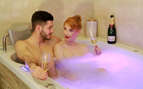 Privátní sauna i vířivka pro 2 osoby či permanentka na vstupy v centru Prahy