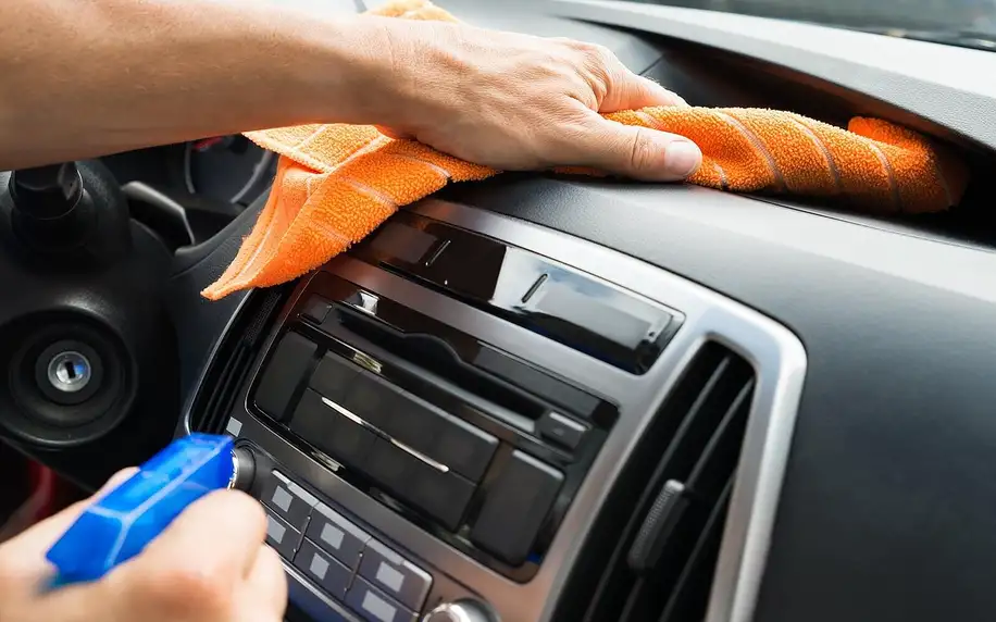 Pečlivé ruční mytí vašeho vozidla vč. podvozku