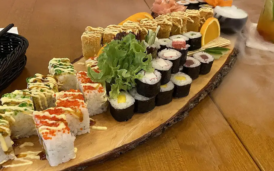 74 kousků pestrého sushi na suchém ledu