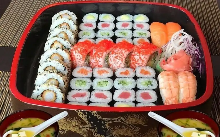 Sety s 24–72 ks sushi, miso polévkami i závitky