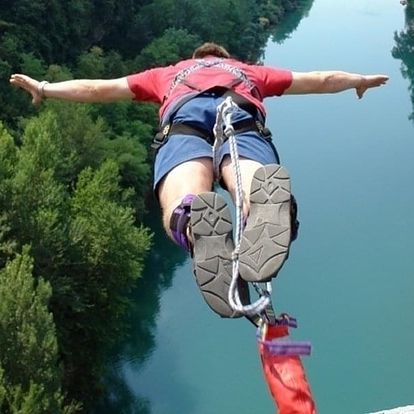 Bungee jumping z mostu vysokého neskutečných 62 metrů