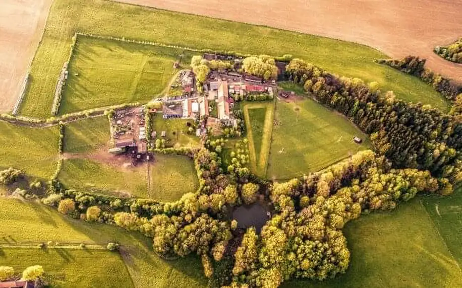 Pobyt blízko Plzně a Křivoklátska: Penzion Farma Dvorec s prohlídkou farmy, polopenzí a degustačním prkénkem