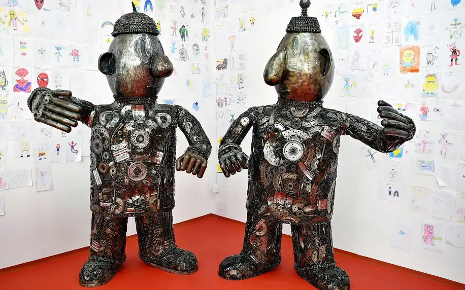 Vstup do Galerie ocelových figurín v centru Prahy