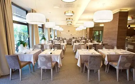 Slovinsko jen 400 m od jezera Bled: Hotel Astoria Bled *** se snídaněmi a luxusním wellness + dítě zdarma