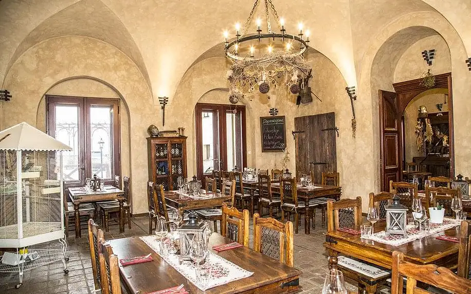Romantická večeře pro dva ve středověké zámecké krčmě na zámku Zbiroh