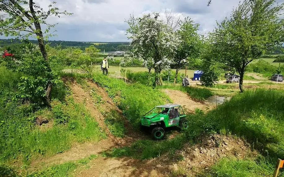 Zážitková jízda v offroad speciálu těžkým terénem