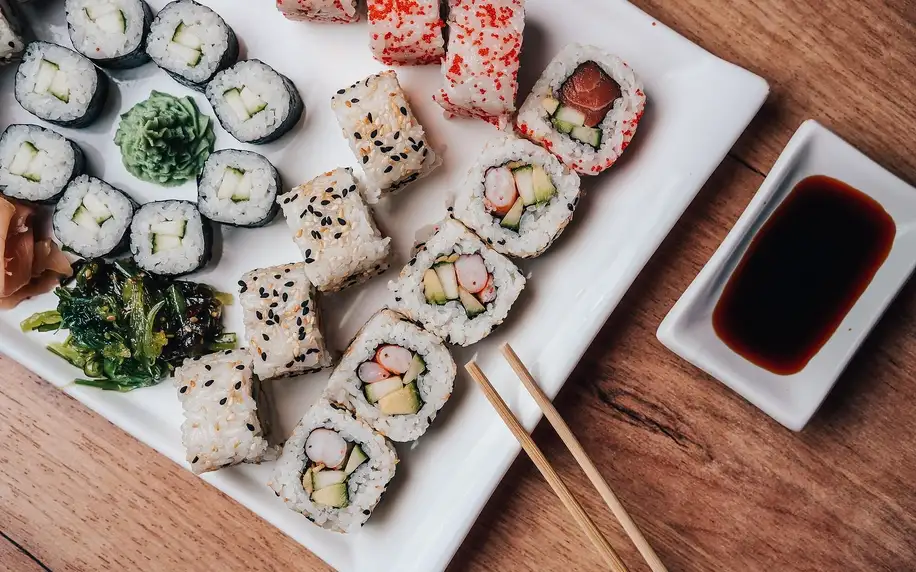 Sushi sety se 17–54 ks: losos, krevety, krab, zelenina