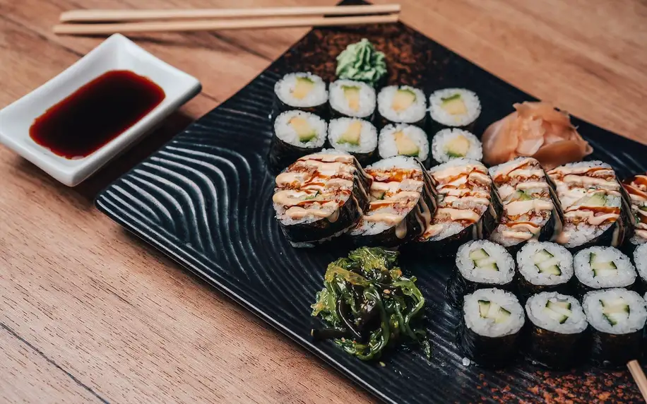 Sushi sety se 17–54 ks: losos, krevety, krab, zelenina