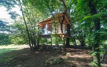 Treehouse ve středních Čechách: krásný krb a výhled