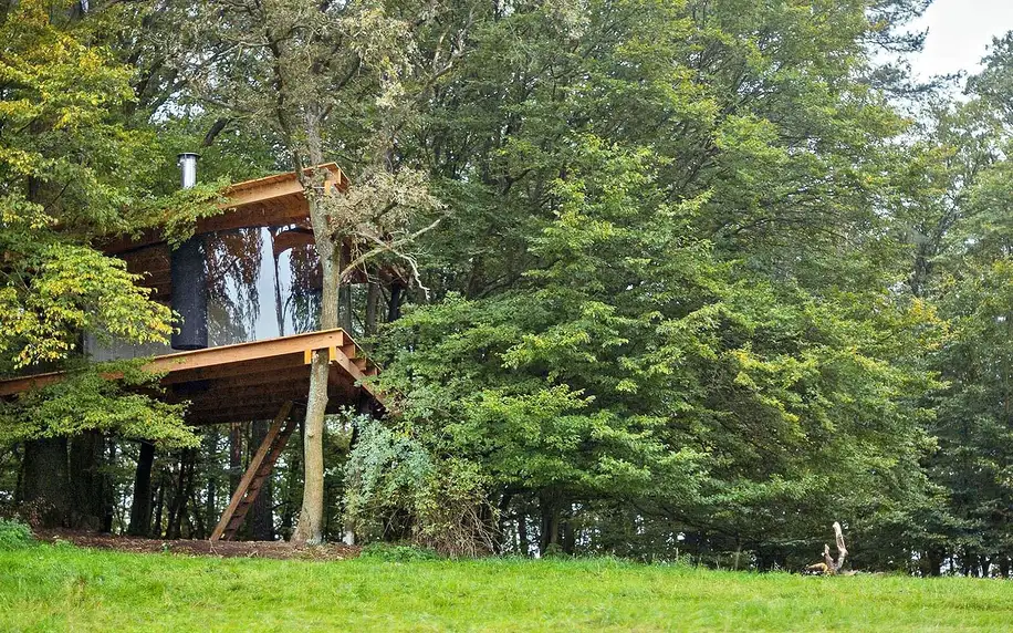 Treehouse ve středních Čechách: krásný krb a výhled