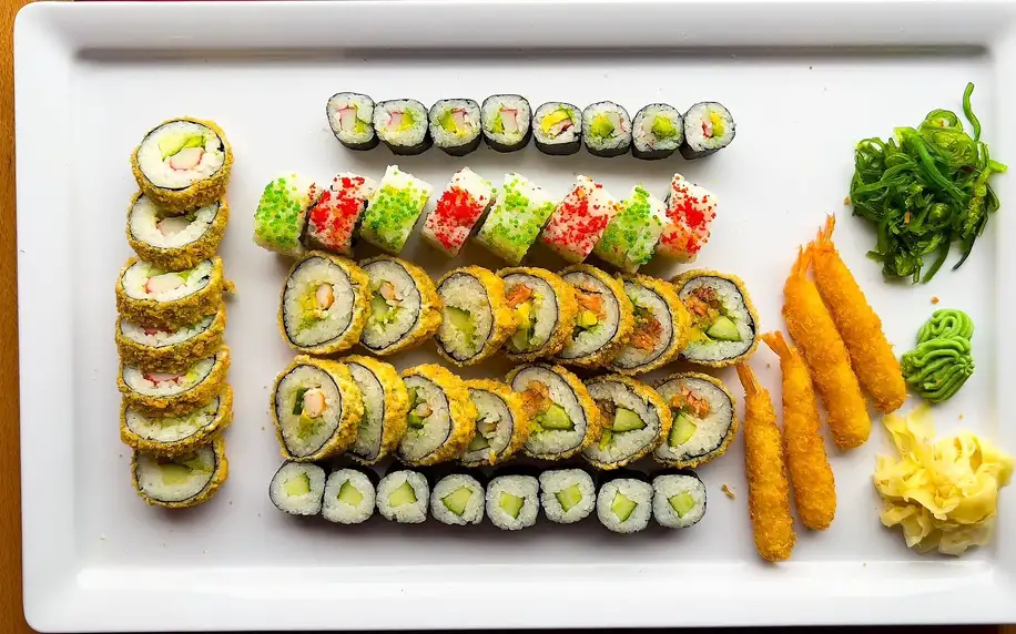 Pestré sety 28–75 ks sushi s rybami i zeleninou