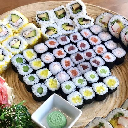 Nabité sushi sety o 32–66 kouscích i wakame salát