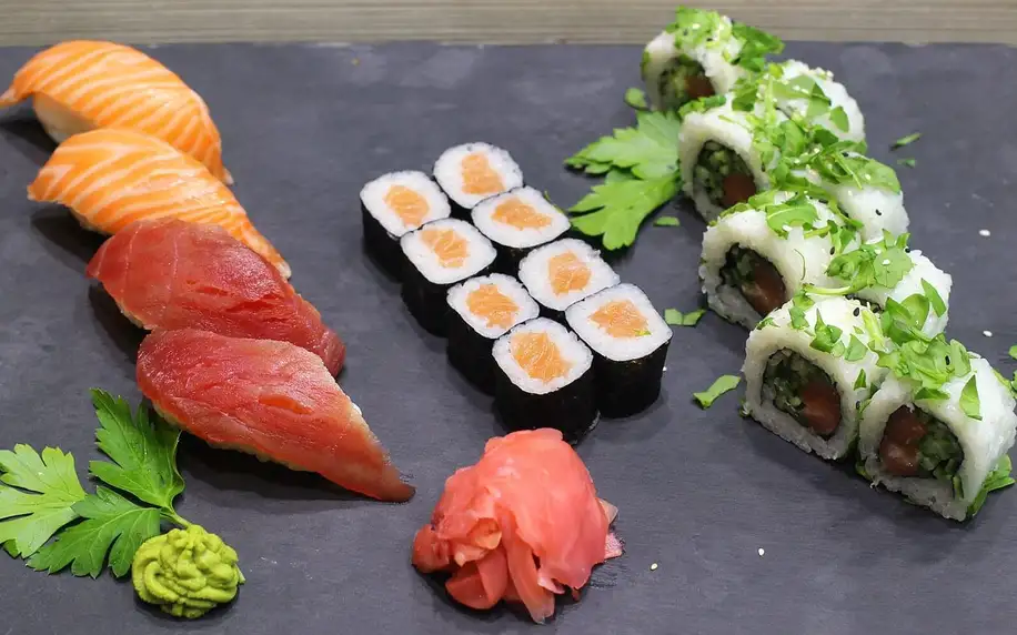 Sety 20–76 ks sushi: vege i s rybami či krabem