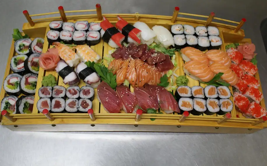 Sety 20–76 ks sushi: vege i s rybami či krabem