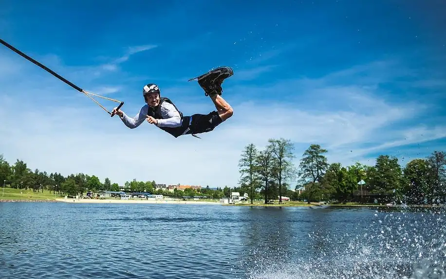 60 min. wakeboardingu či vodních lyží pro 2–4 osoby