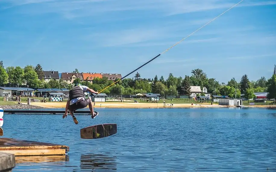 60 min. wakeboardingu či vodních lyží pro 2–4 osoby