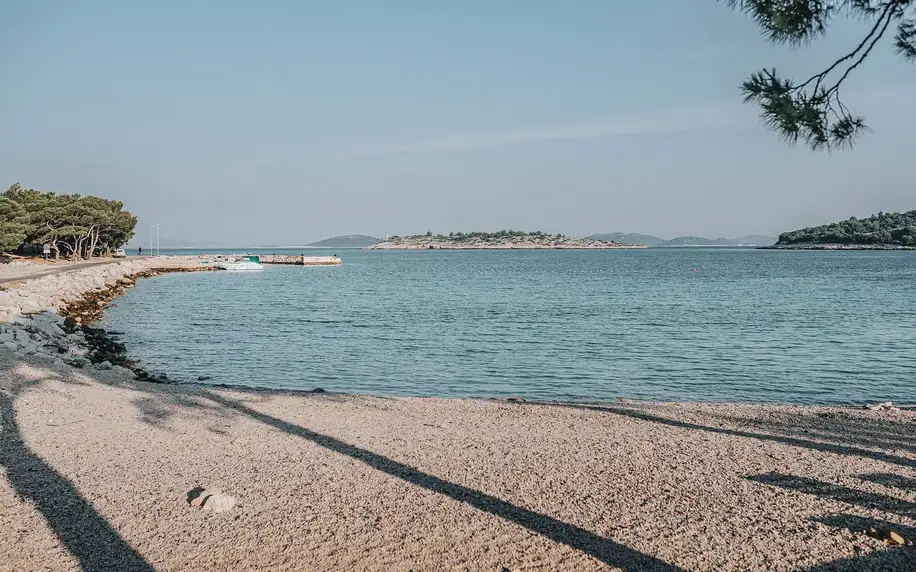 Pobyt v Dalmácii: hotel 50 m od pláže, bazén i polopenze