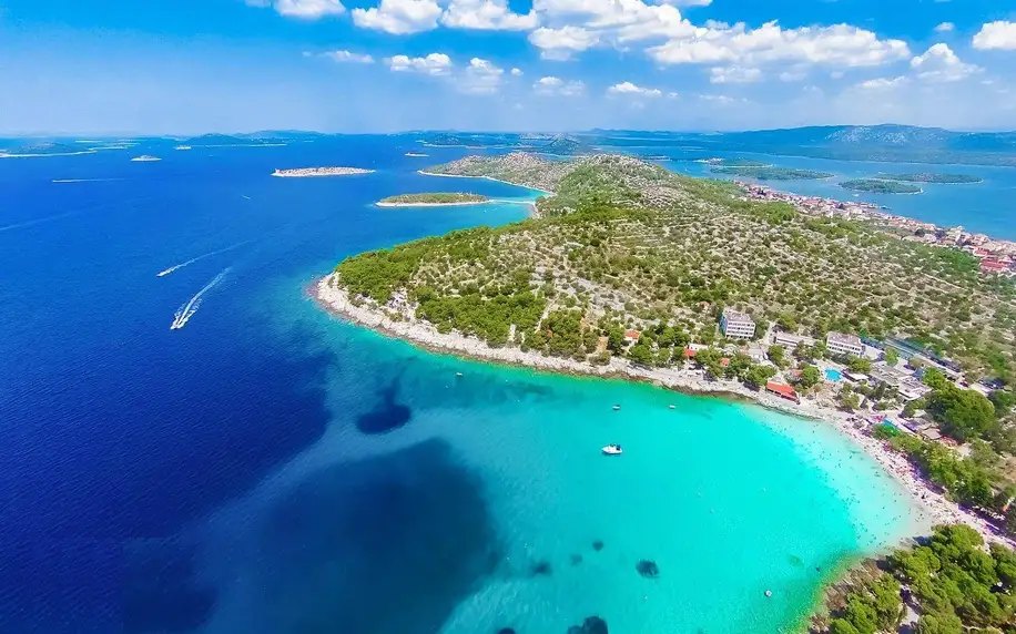 Pobyt v Dalmácii: hotel 50 m od pláže, bazén i polopenze