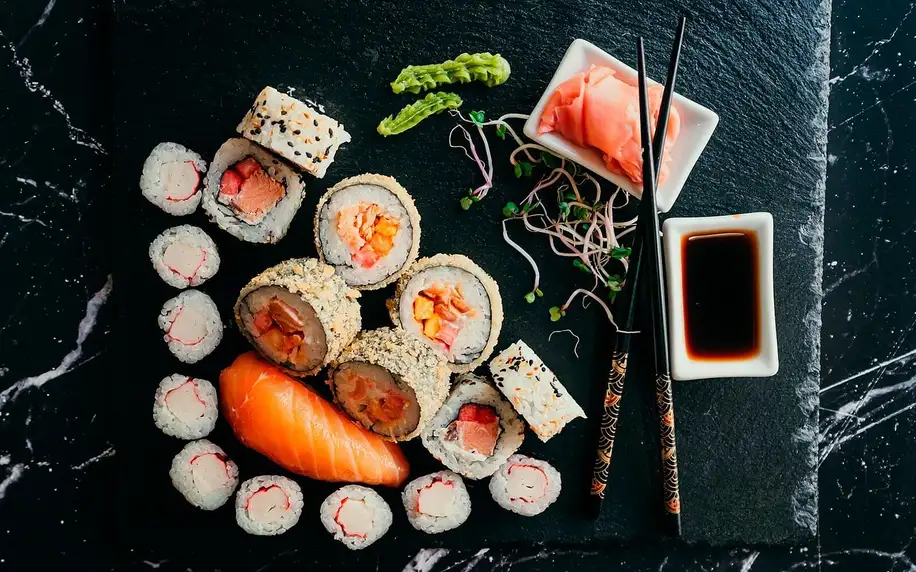 Až 56 ks sushi na odnos s sebou i s kimči nebo vínem