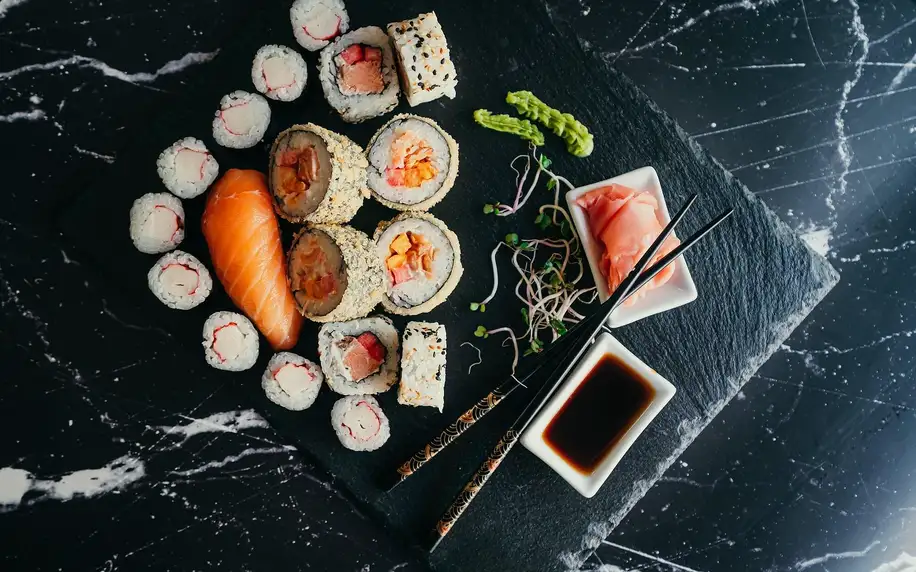 Až 56 ks sushi na odnos s sebou i s kimči nebo vínem