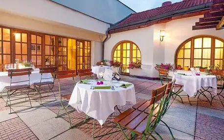 Jindřichův Hradec: Hotel Concertino - Zlatá Husa **** se snídaněmi, večeří, privátní saunou a 20% slevami