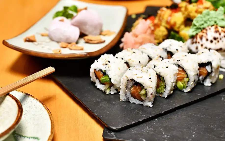 Sushi sety s klasickými i speciálními rolkami, 22–44 ks