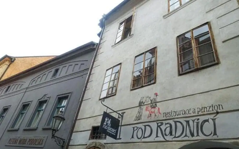 Český Krumlov přímo v centru u Náměstí Svornosti v Penzionu Pod Radnicí se snídaní a láhví vína