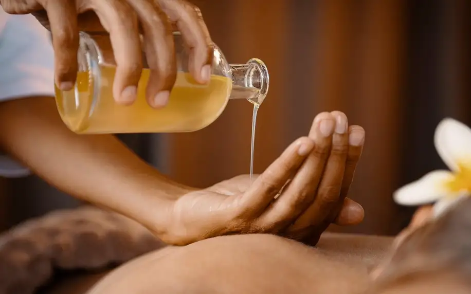 Celotělová olejová masáž