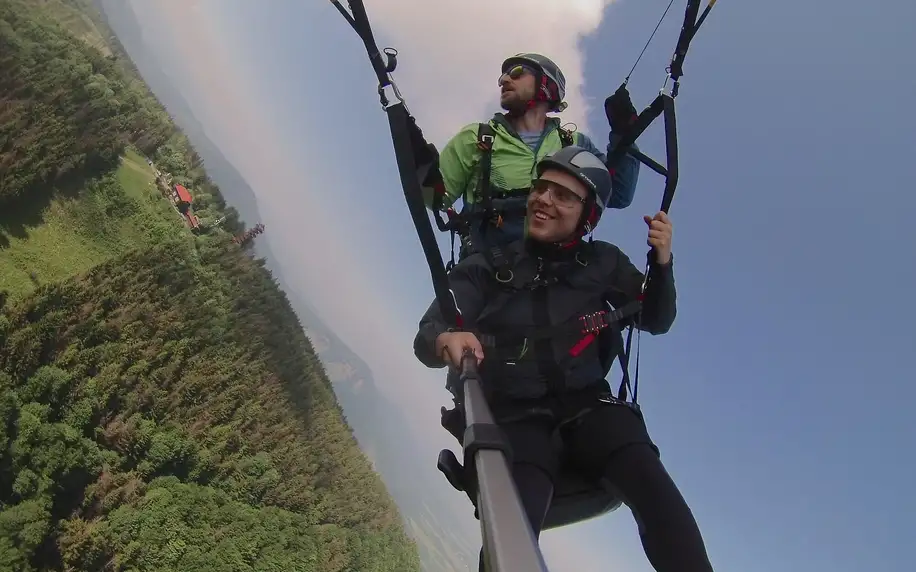 Paraglidingový let s akrobatickými prvky vč. videa