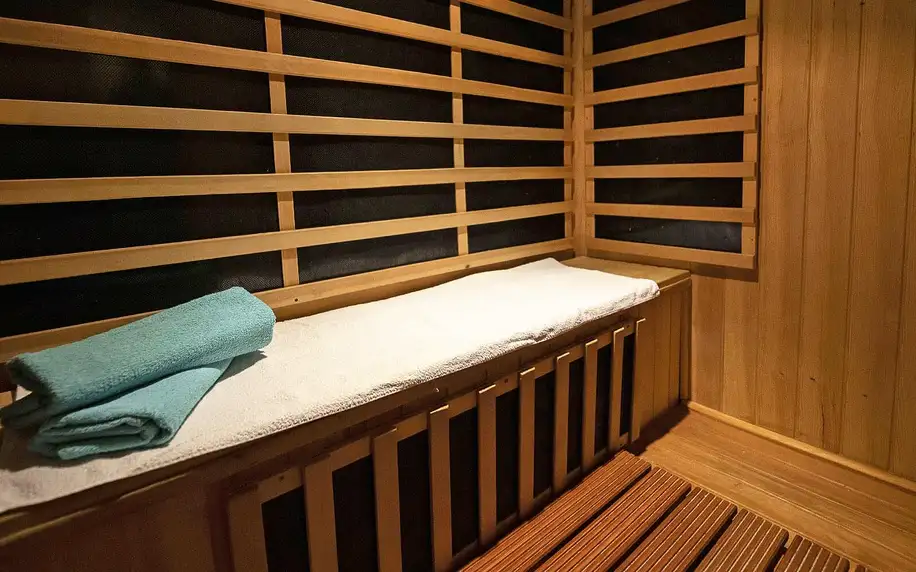 Soukromý relax pro 2: sauna, vířivka, masáž i víno