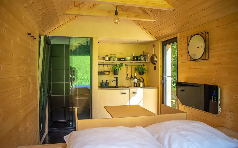 Tiny house s vyhřívaným koupacím sudem a saunou